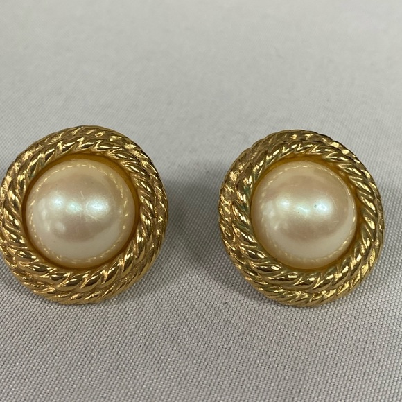 Gorgeous pearl bead button style earrings - Picture 3 of 5